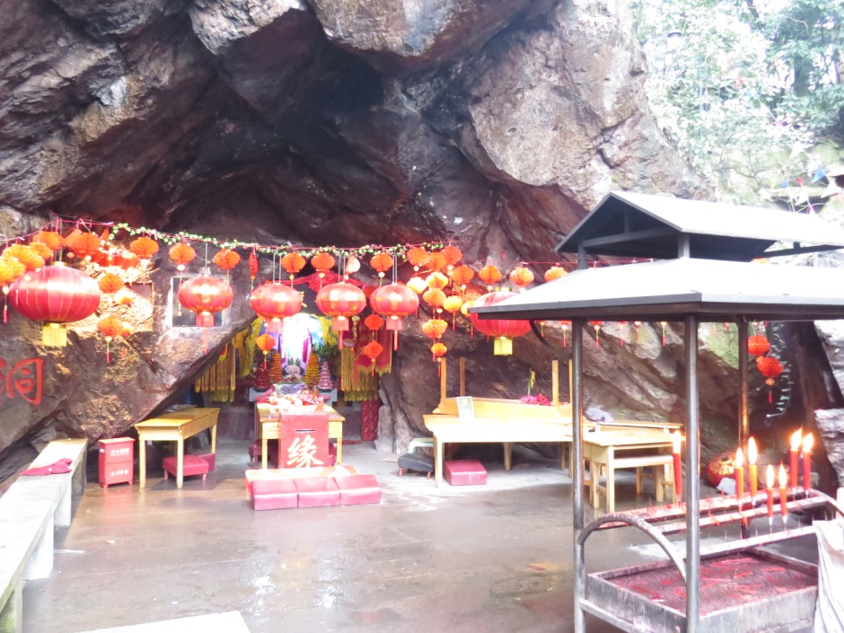 Świątynia w jaskini w jednym z parków w Hangzhou